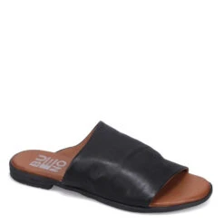 Bueno Women's Yanni Sandal In Black